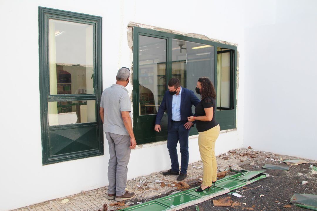 El alcalde y la concejala de Educación en la visita de la semana pasada al CEIP Yaiza. 