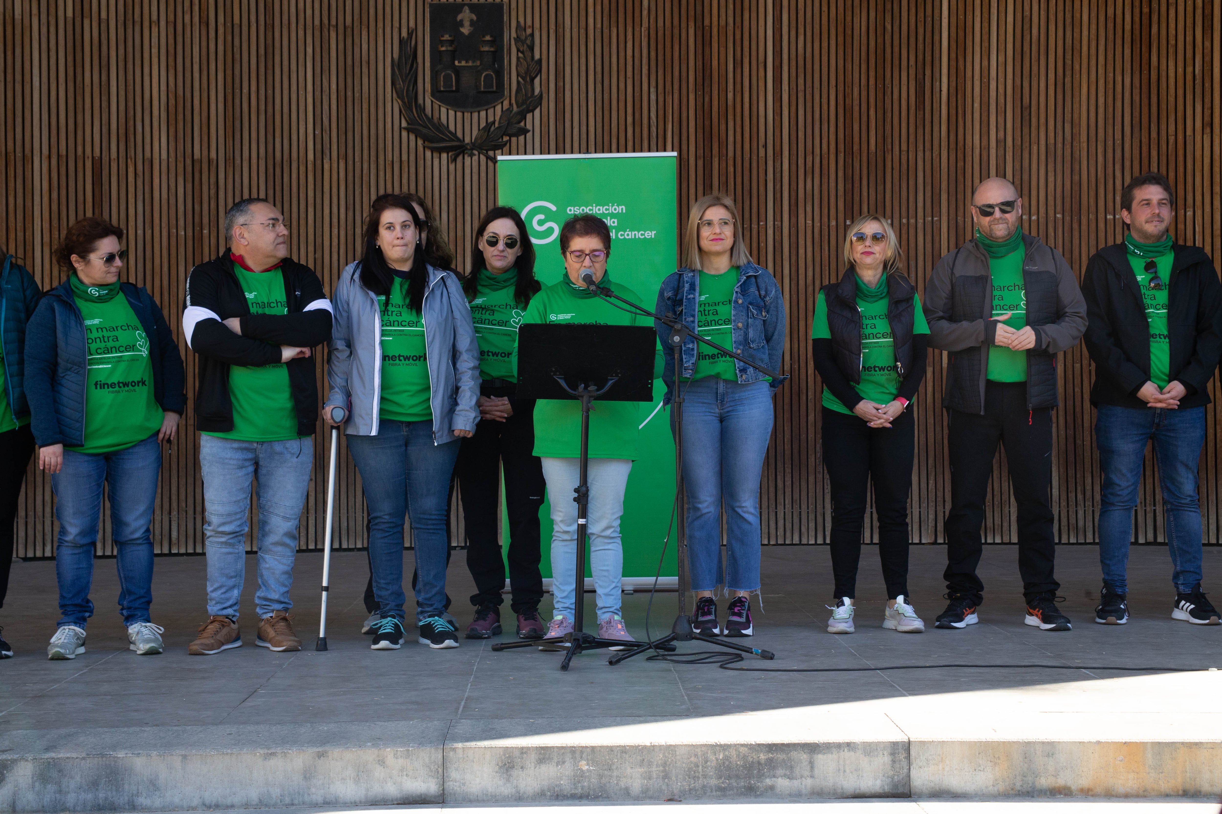 La presidenta de la AECC Elda - Petrer, Ana Juan, lee el manifiesto por el Día Mundial contra el Cáncer