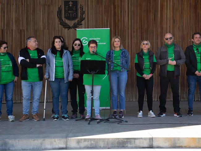 La presidenta de la AECC Elda - Petrer, Ana Juan, lee el manifiesto por el Día Mundial contra el Cáncer