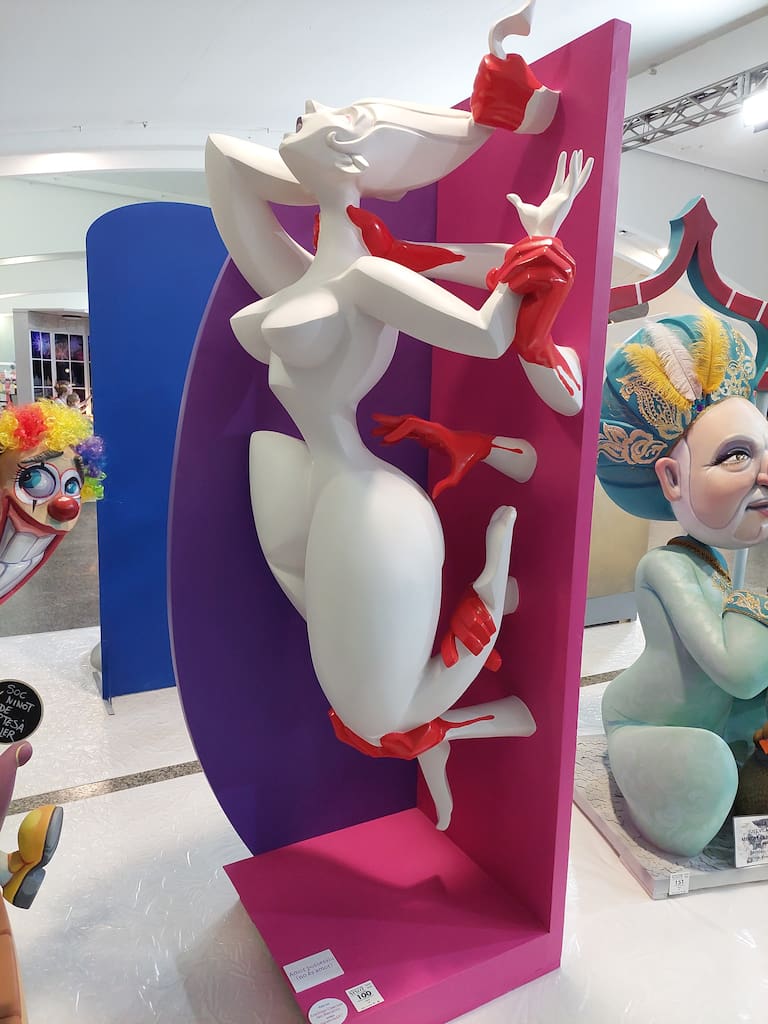 La Exposición del Ninot de las Fallas 2023 abre sus puertas con 750 figuras que rebosan diseño y sátira. Todas ellas quieren salvarse de las llamas gracias al voto popular.