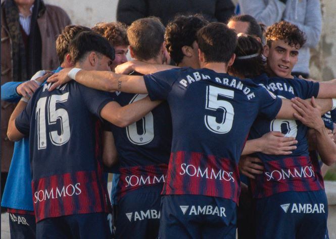 El Huesca B celebra uno de los goles ante el At. Monzón