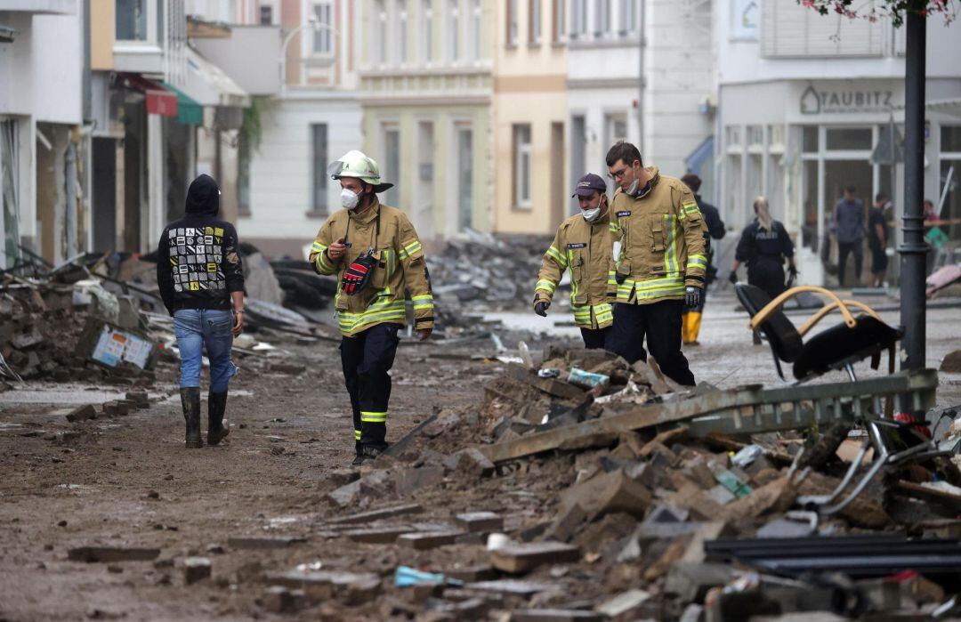 Miembros del cuerpo de bomberos inspeccionan el área perjudicada por las inundaciones en Bad Neuenahr-Ahrweiler, Alemania.