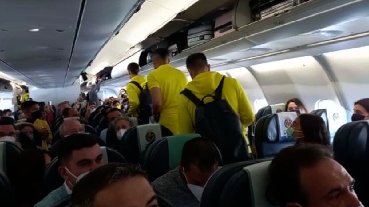 Los jugadores del Villarreal en un avión (imagen de archivo).