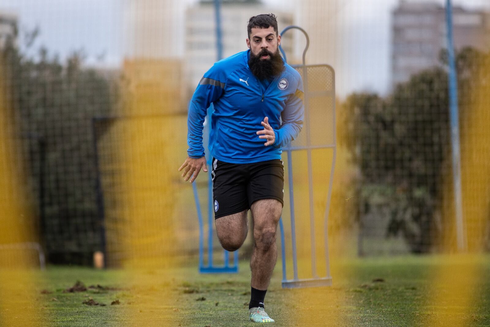 El primer entrenamiento de Asier Villalibre con el Deportivo Alavés