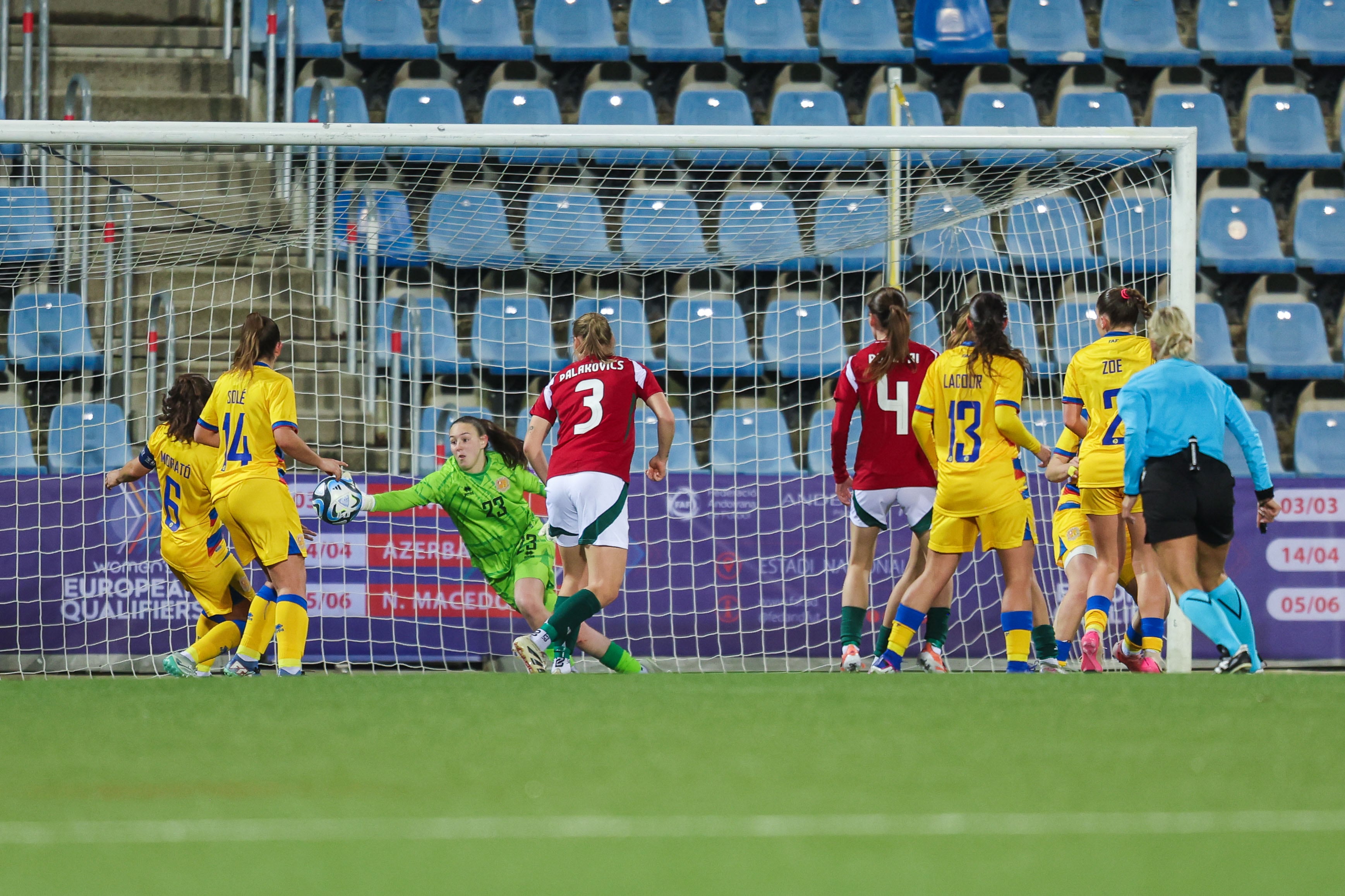 Intervenció de la jove portera de la selecció femenina, Alba Martín, que va salvar sota pals un possible gol d'Hongria a la segona meitat del partit del premundial disputat ahir a l'Estadi Nacional
