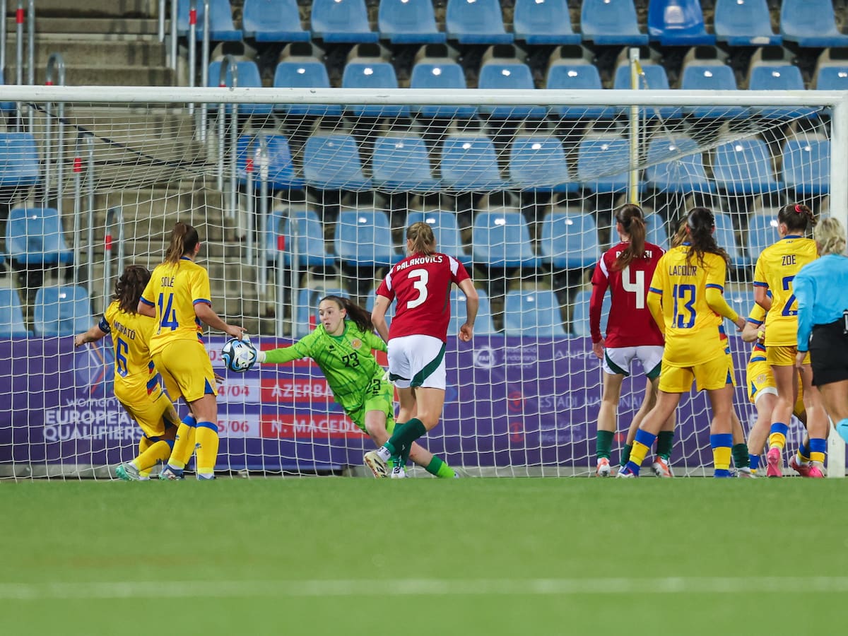 La selecció femenina fa història sumant el primer punt davant Hongria en el debut al premundial