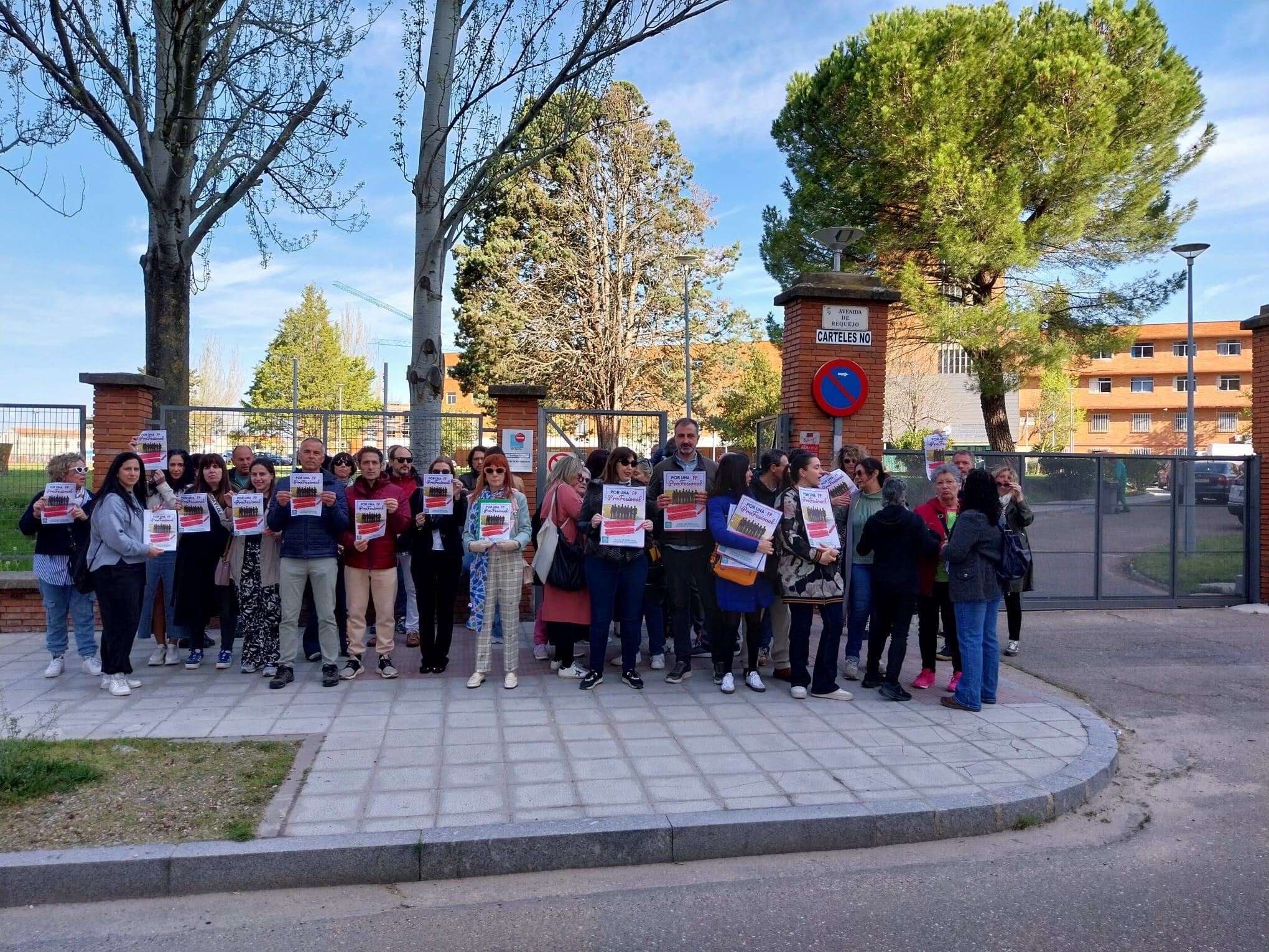 Profesores de FP delante del Centro Ciudad de Zamora