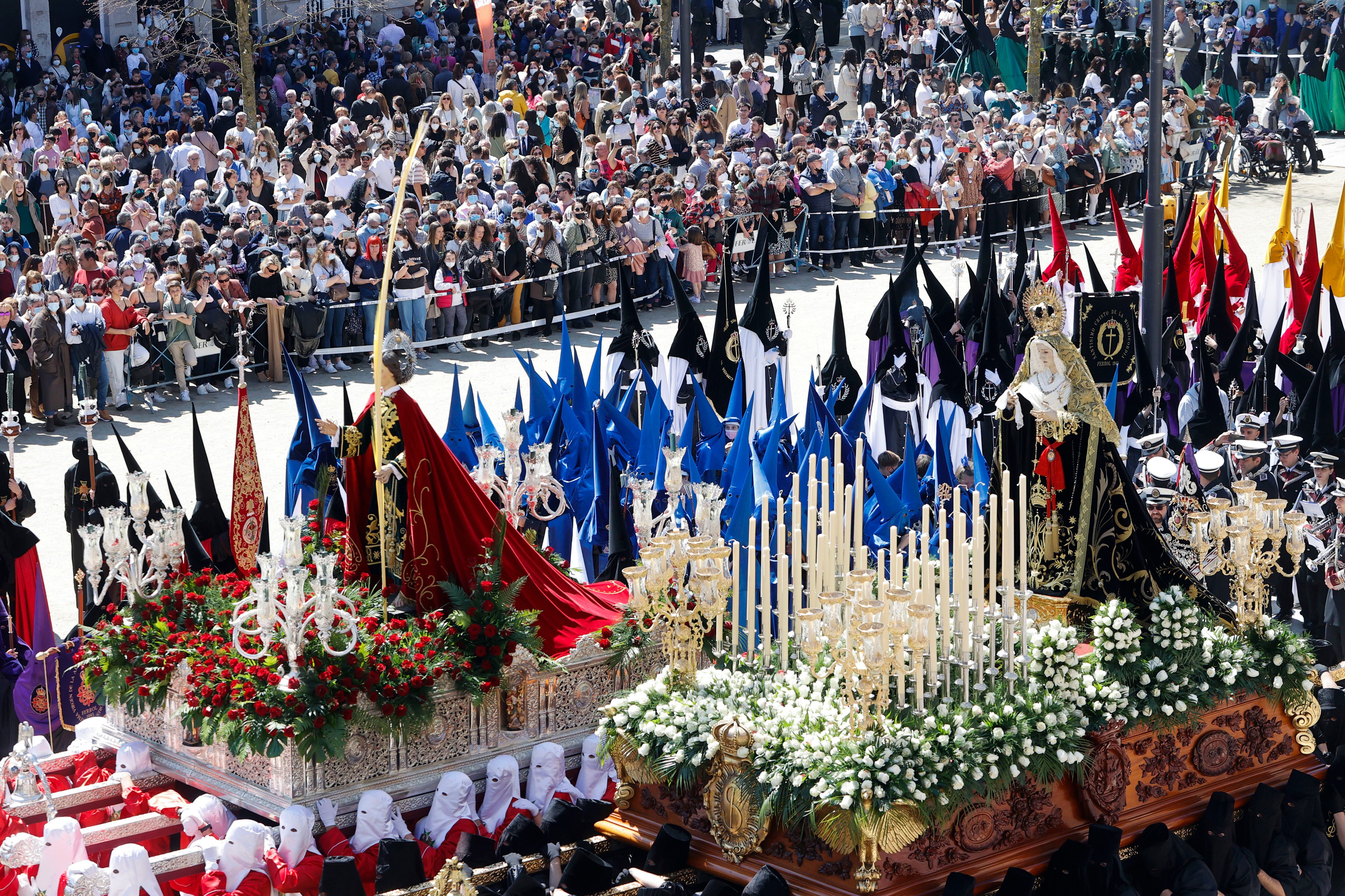 FERROL, 15/04/2022.- Vista general de la procesión del Santo Encuentro este Viernes Santo en Ferrol. EFE/ Kiko Delgado