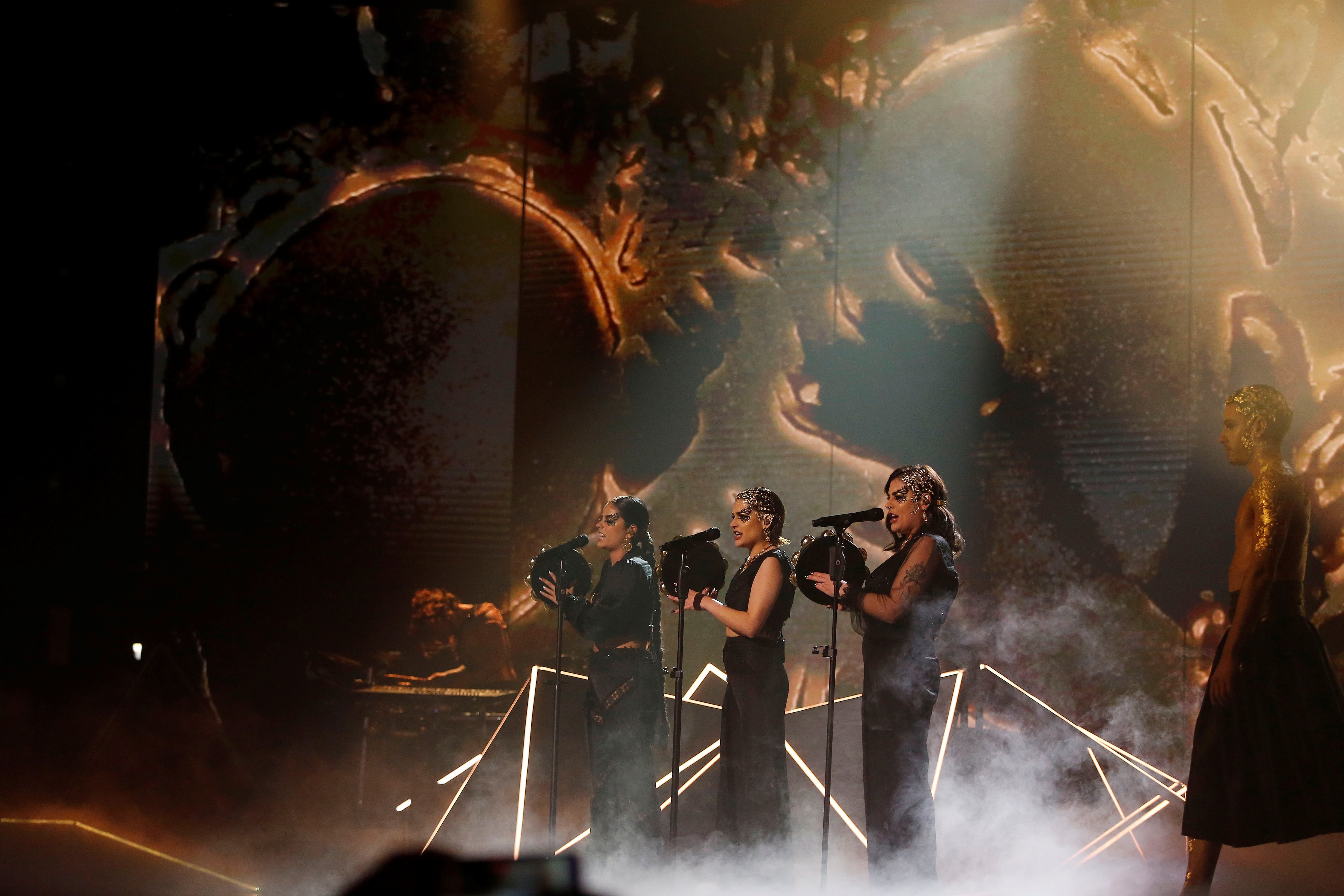 El grupo Tanxugueiras actúa durante la final del Benidorm Fest, clasificatorio para el certamen de Eurovisión 2022 . EFE/ Manuel Lorenzo