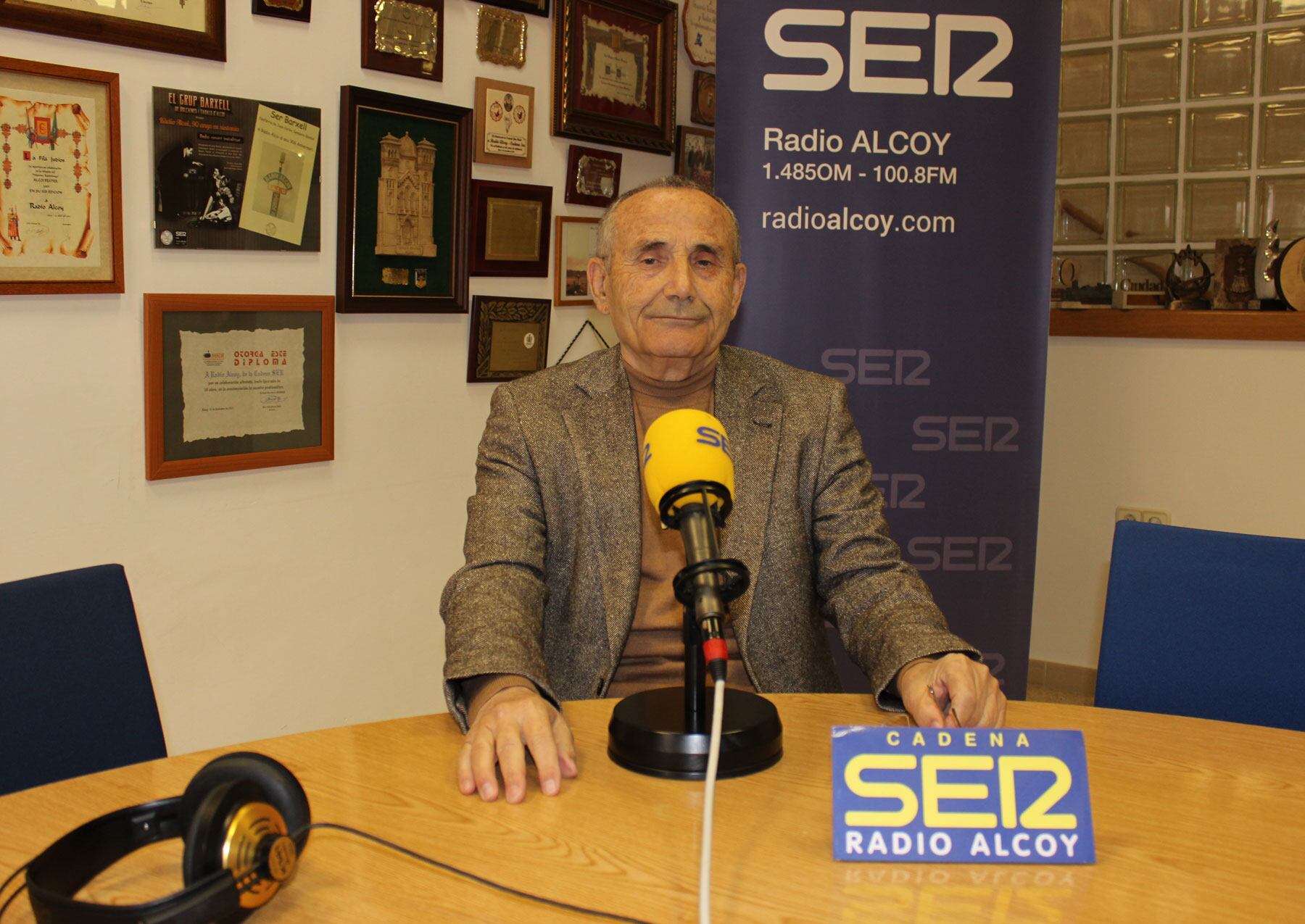 Aniceto Baltasar, en el estudio central de Radio Alcoy