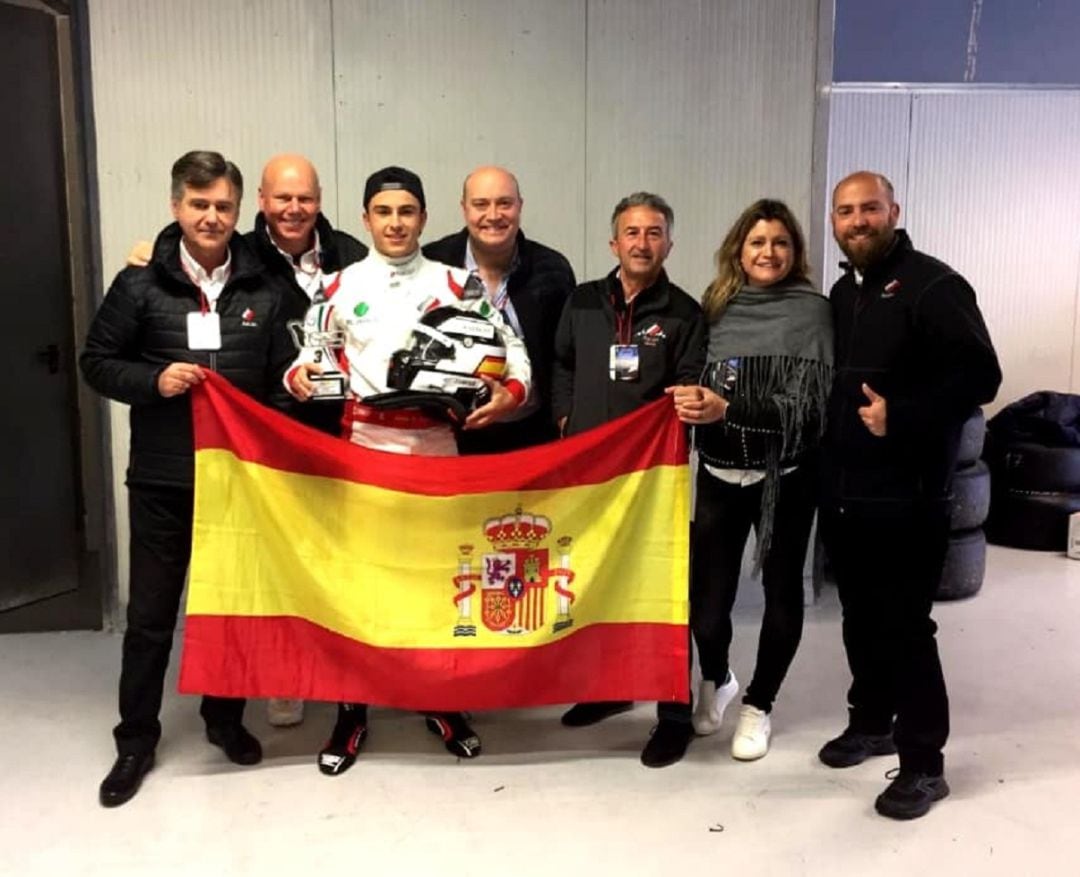 Fidel Castillo junto a sus padres y patroncinadores