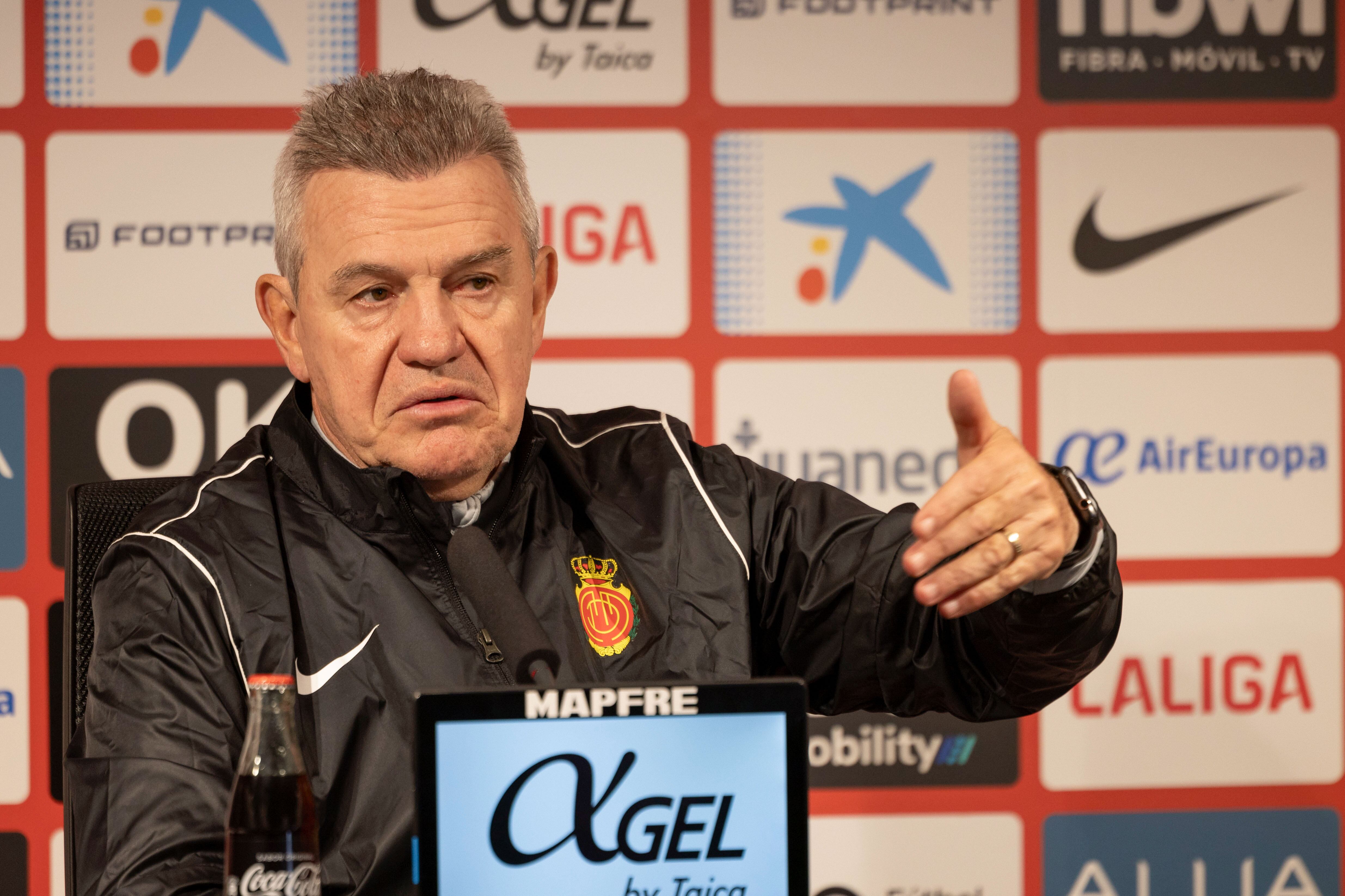 PALMA DE MALLORCA (ISLAS BALEARES), 07/03/2024.- El entrenador del R.C.D. Mallorca, el mexicano Javier Aguirre, ofrece este jueves, una rueda de prensa en el marco del partido ante el Barcelona, en Palma de Mallorca. EFE/CATI CLADERA
