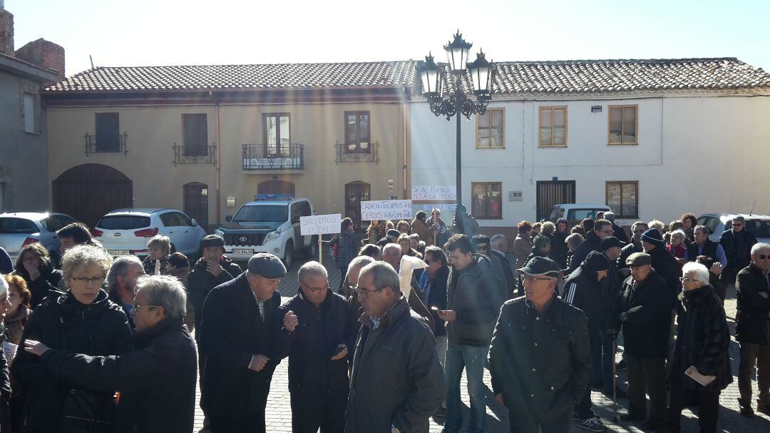 Concentración contra la instalación de la macrogranja en Faramontanos de Tábara