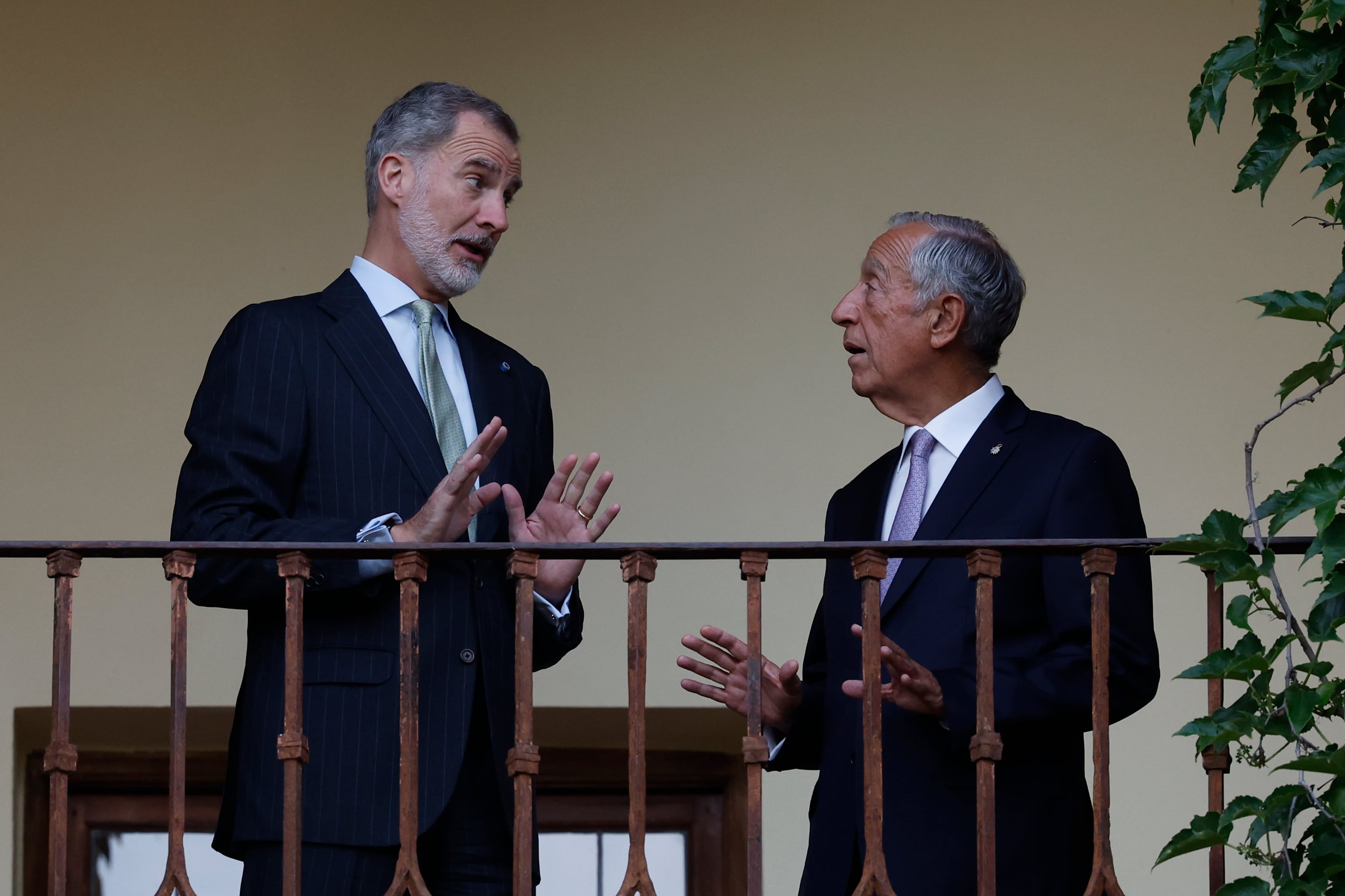 CÁCERES, 08/05/2023.- El rey Felipe VI (i) saluda al presidente portugués, Marcelo Rebelo de Sousa (d), durante la cena en honor del secretario general de Naciones Unidas, Antonio Guterres, quien mañana recibirá el Premio Carlos V en España, este jueves en el Monasterio de Yuste, en Cáceres. EFE/ J. J. Guillén POOL
