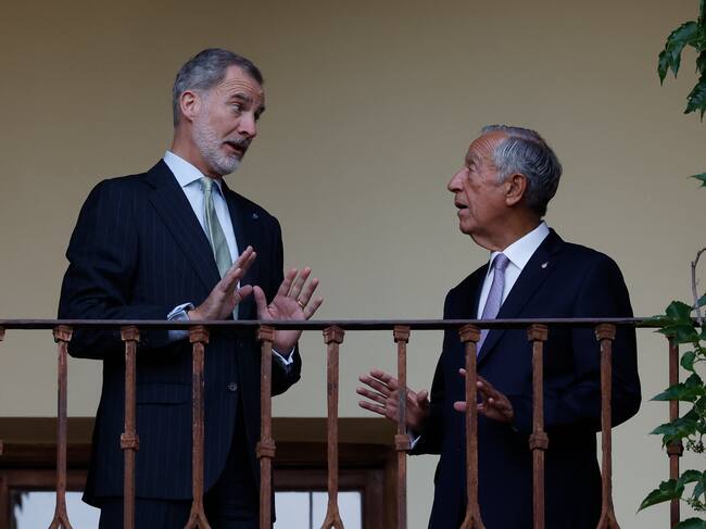 CÁCERES, 08/05/2023.- El rey Felipe VI (i) saluda al presidente portugués, Marcelo Rebelo de Sousa (d), durante la cena en honor del secretario general de Naciones Unidas, Antonio Guterres, quien mañana recibirá el Premio Carlos V en España, este jueves en el Monasterio de Yuste, en Cáceres. EFE/ J. J. Guillén POOL