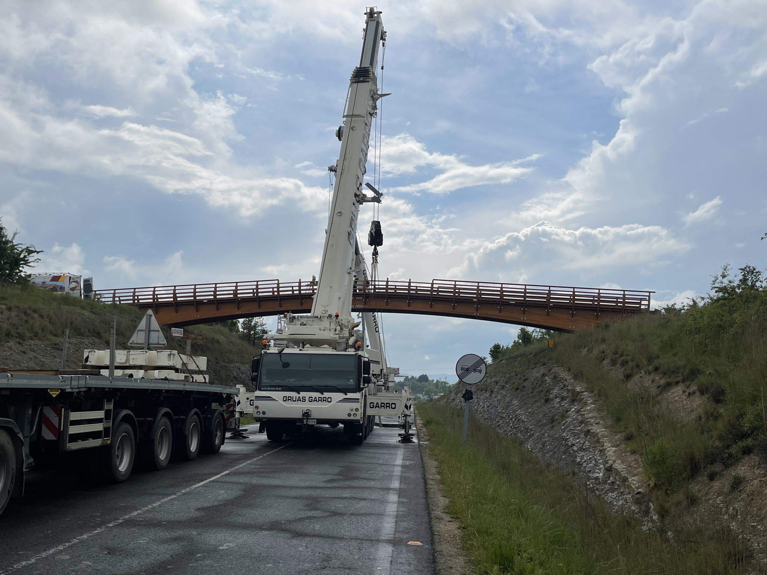 Dos grandes grúas intervinieron en la colocación de la pasarela