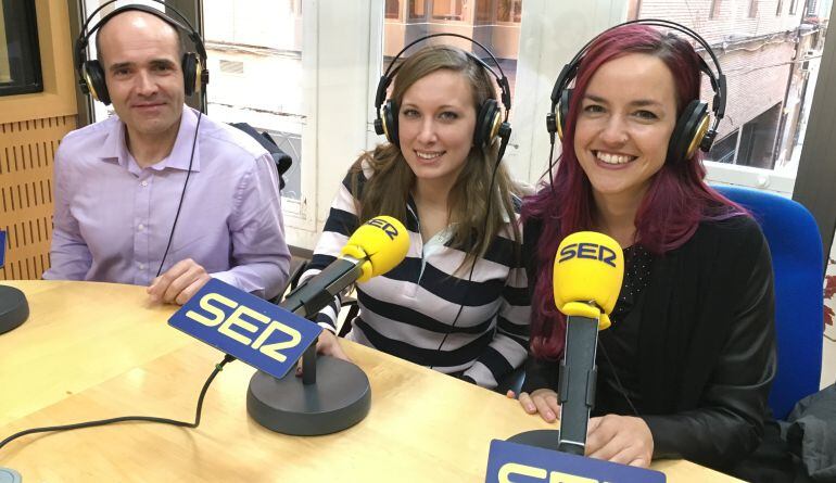 Anna Gil Wittke acompañada de dos de sus alumnos en los estudios de Radio Murcia