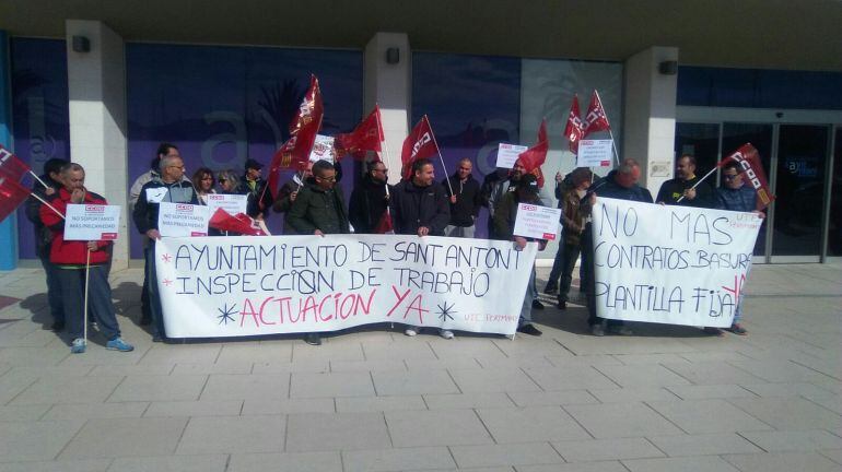 Imagen de la protesta a las puertas del Ayuntamiento