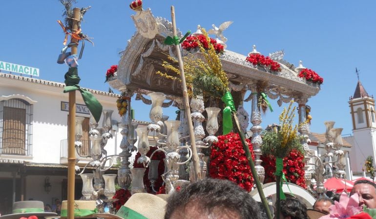 La carreta de Triana a su llegada al Rocío en la mañana del sábado de romería