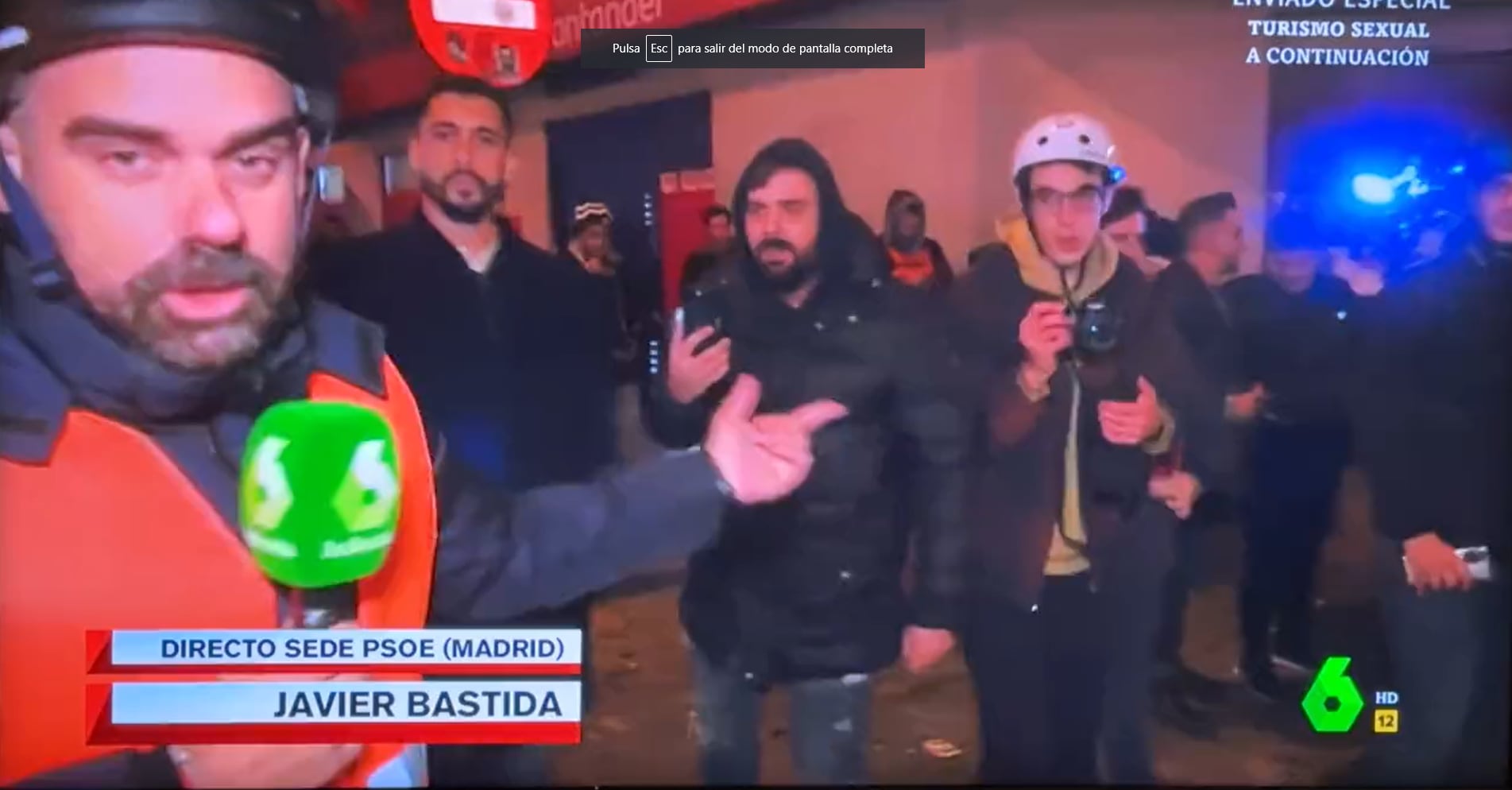 Momento en el que el periodista de La Sexta ha sido insultado en directo.