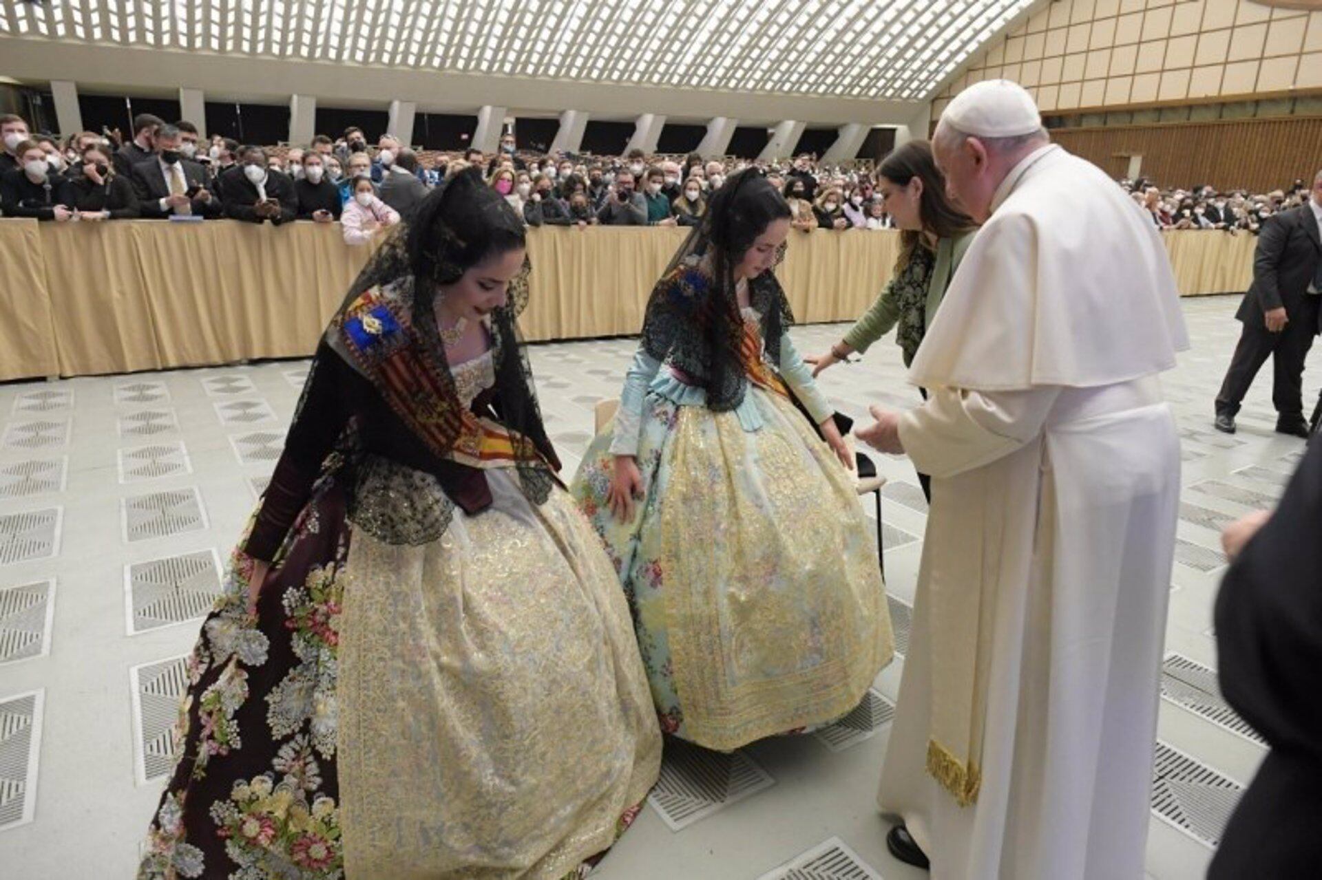 Las Falleras Mayores de Valencia acuden a la audiencia general con el Papa Francisco en el Vaticano