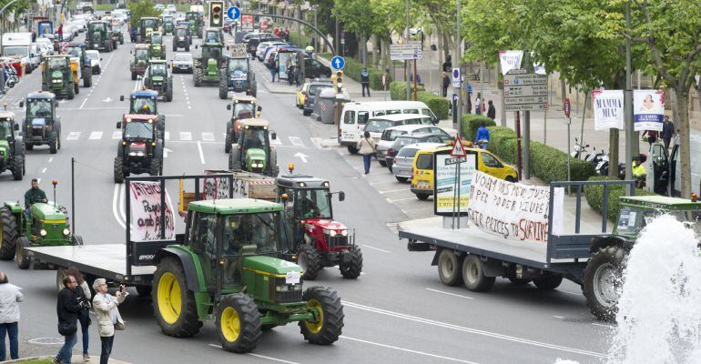 Mig centenar de tractors han participat en una protesta convocada per Grup de Pagesos manifestants, que compta amb el suport de JARC-COAG i ASAJA