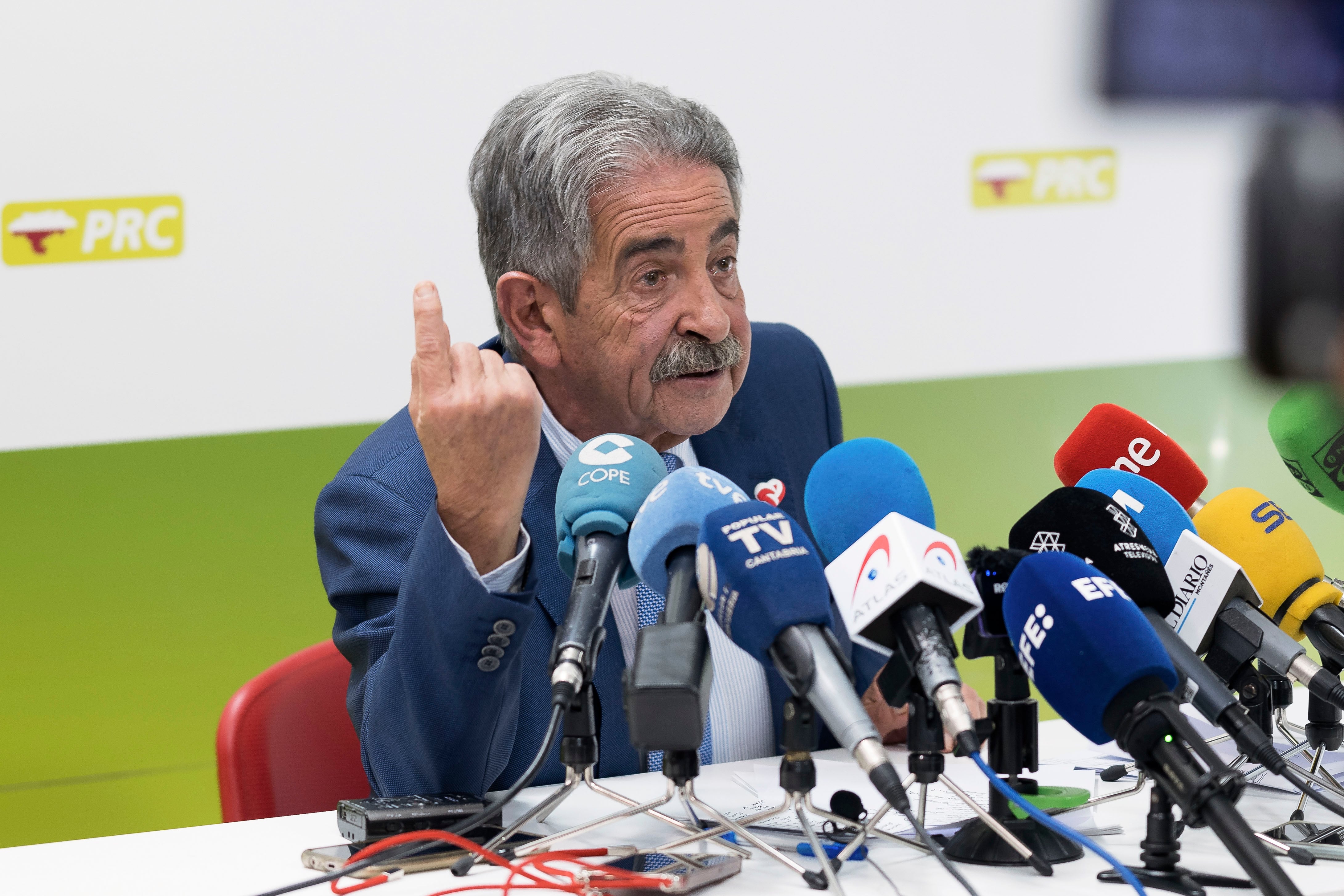 GRAF172. SANTANDER, 26/10/2022.- El presidente de Cantabria y secretario general del PRC, Miguel Ángel Revilla, durante la rueda de prensa en la que ha informado sobre las razones de su decisión de volver a optar a la Secretaría General del partido y encabezar la lista regionalista a las elecciones autonómicas de mayo. EFE/Pedro Puente Hoyos
