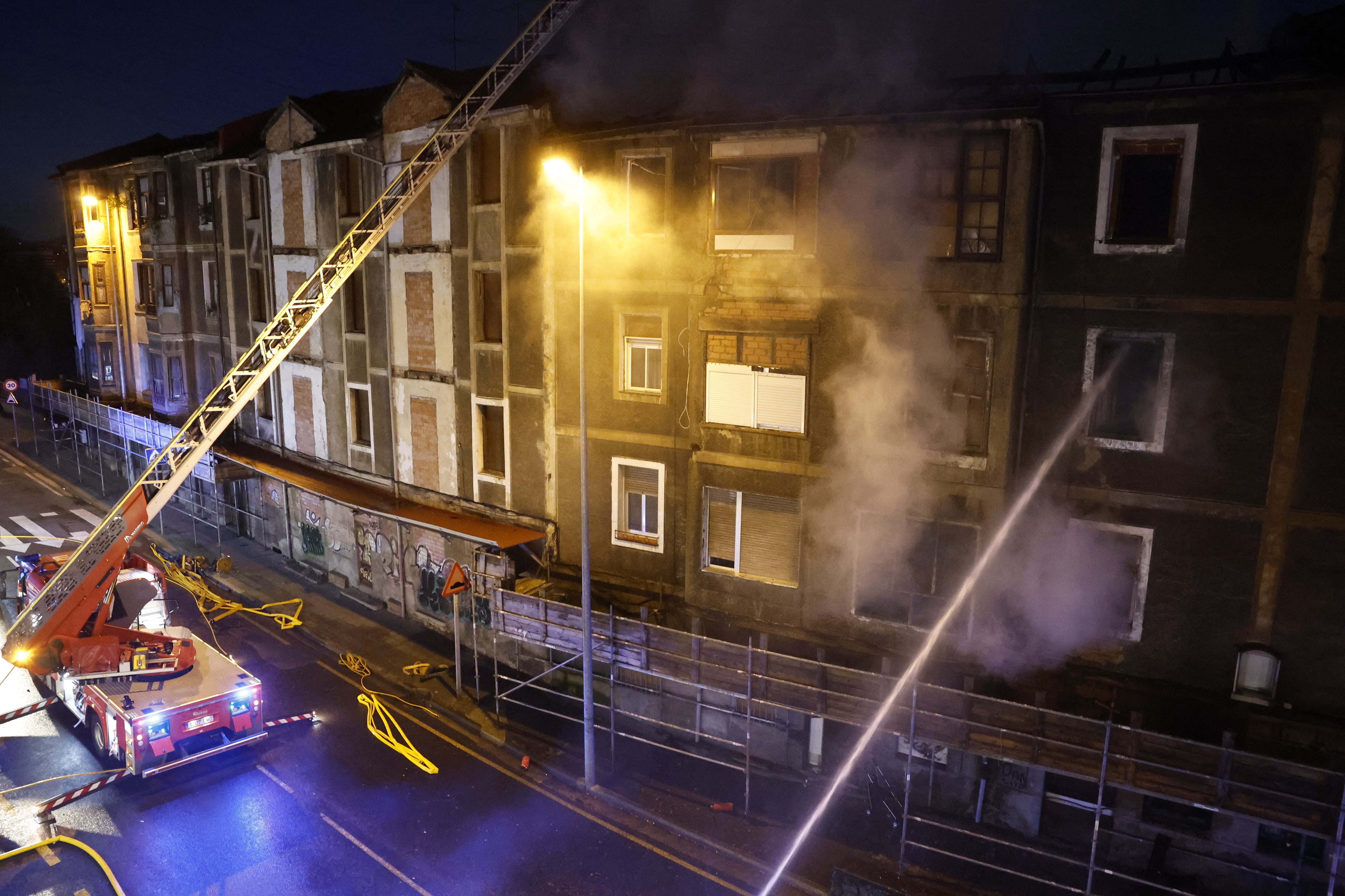 BASAURI (BIZKAIA), 31/01/2025.- Una persona ha resultado herida de gravedad al saltar del edificio de viviendas en el que se ha desatado un incendio esta tarde en la localidad vizcaína de Basauri, de cuyo interior los bomberos han rescatado a tres personas, una mujer y dos menores. EFE/ Miguel Toña
