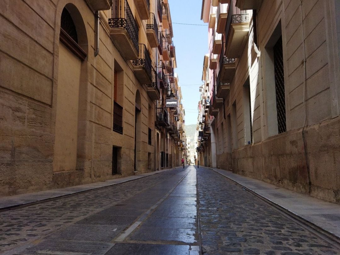 Una vista de la calle Sant Maure donde está el inmueble de titularidad del Ayuntamiento que se va a rehabilitar para alquiler de viviendas sociales.