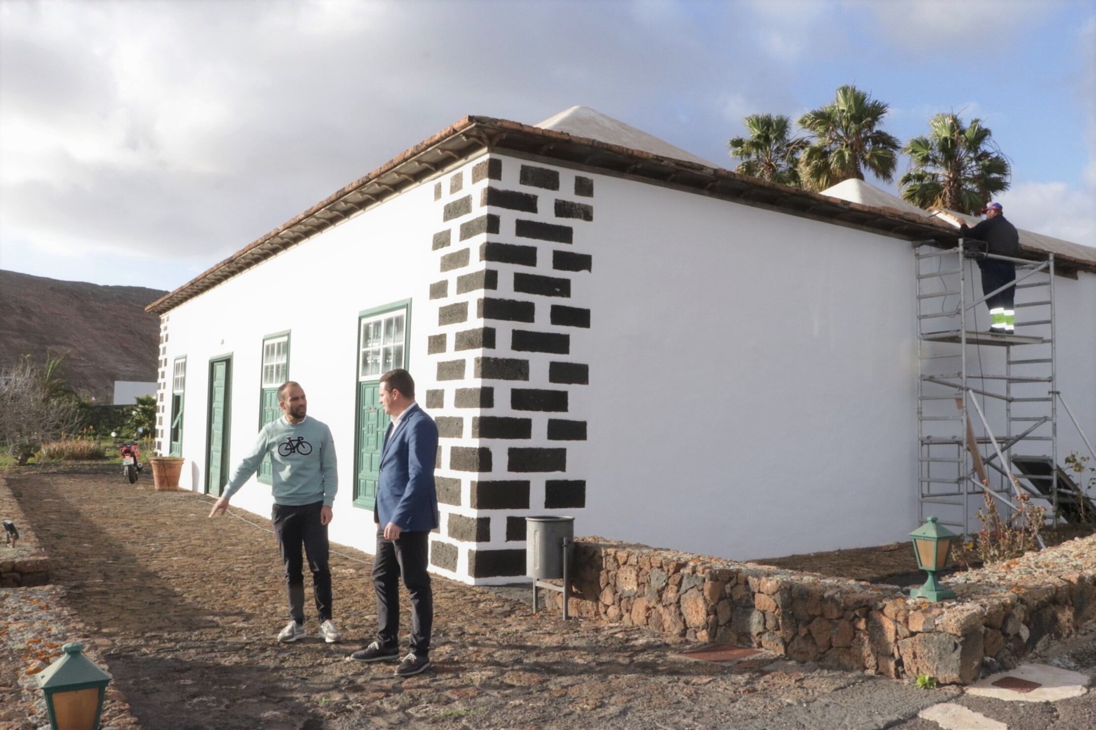 Óscar Noda, alcalde de Yaiza, y Daniel Medina, concejal de Cultura, en los exteriores de la Casona de Femés.