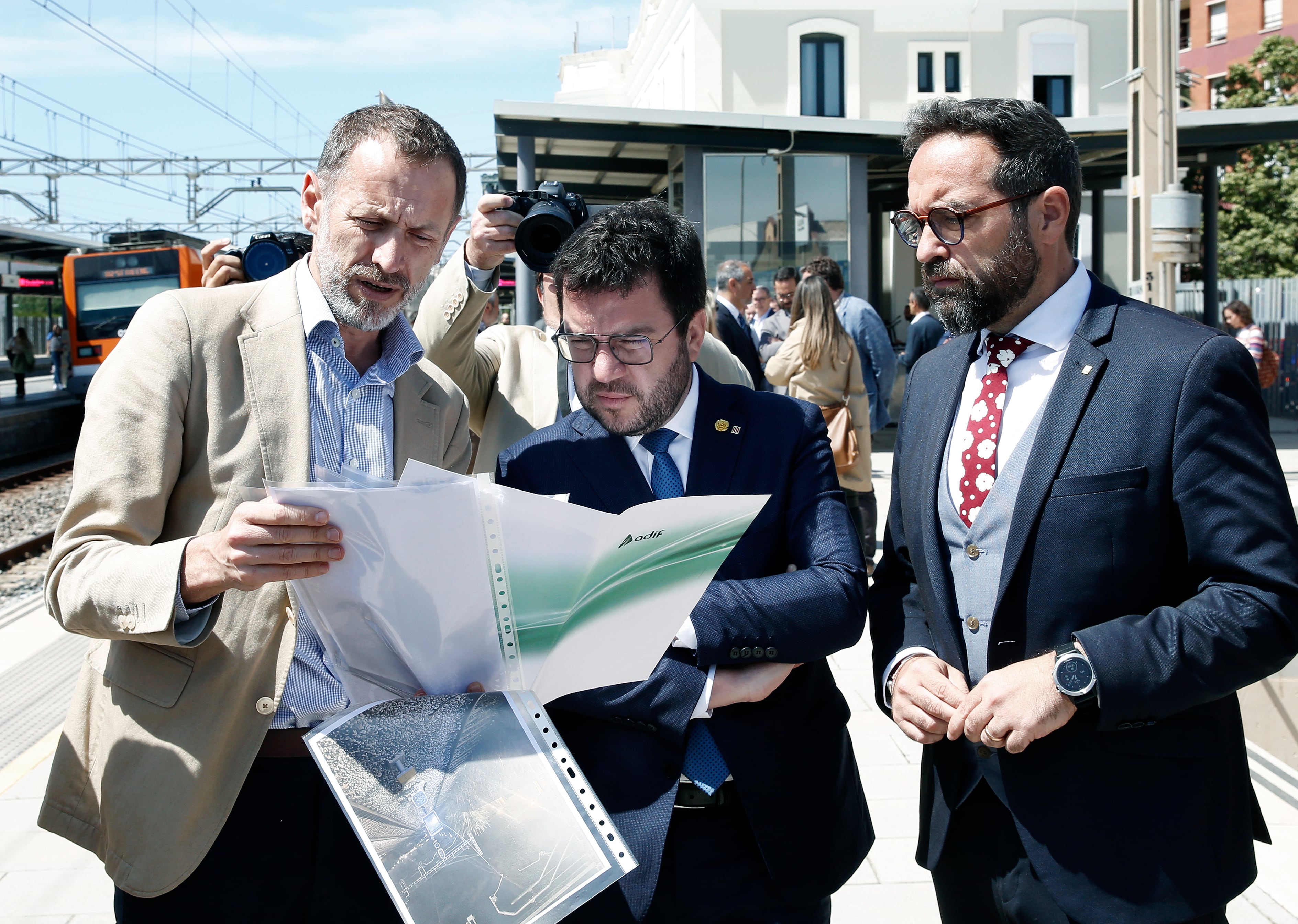 El presidente de la Generalitat, Pere Aragonés, amb el conseller de Territori, Juli Fernàndez, i el director general de Conservació i Mantenimient d'Adif, Ángel Contreras al maig de 2023 EFE/Andreu Dalmau