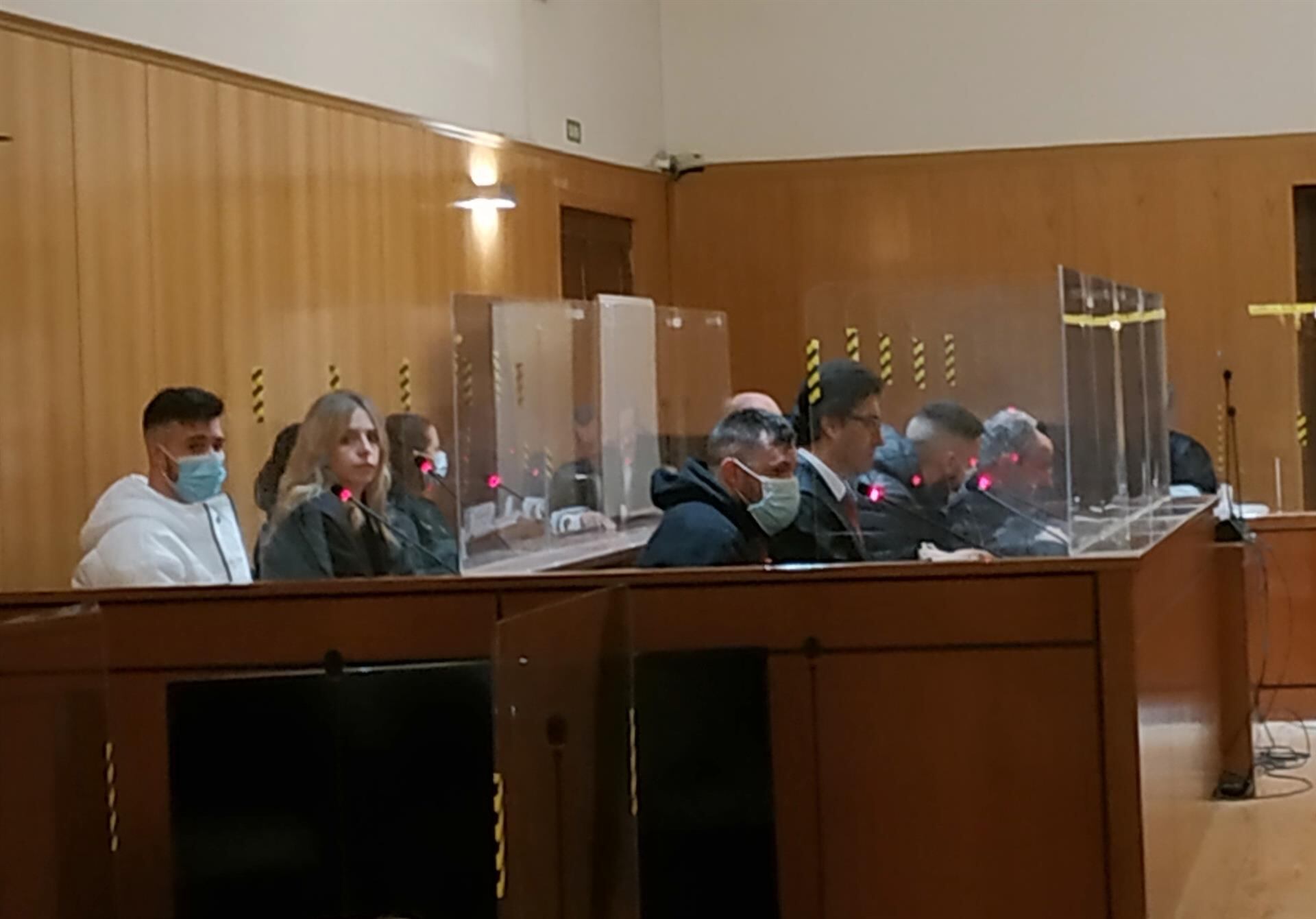 Los cuatro de la 'Banda del BMW' junto a sus letrados durante la vista de conformidad en la Audiencia de Valladolid