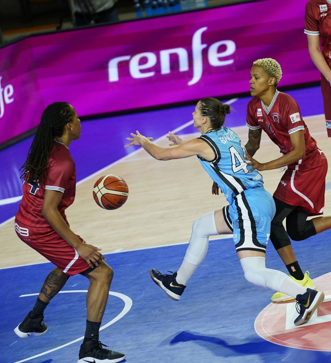 Iva Brkic disputa un balón ante las americanas Roundtree y Willians