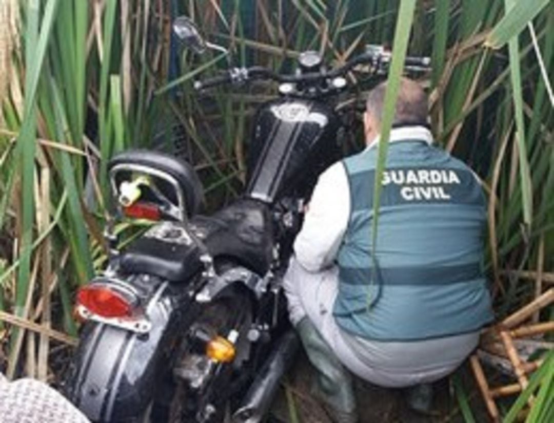 La Guardia Civil recupera una motocicleta robada en plena Vega de la Costa