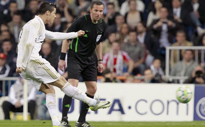 El delantero portugués del Real Madrid Cristiano Ronaldo chuta para marcar el segundo gol ante el CSKA de Moscú, durante el partido de vuelta de los octavos de final de la Liga de Campeones