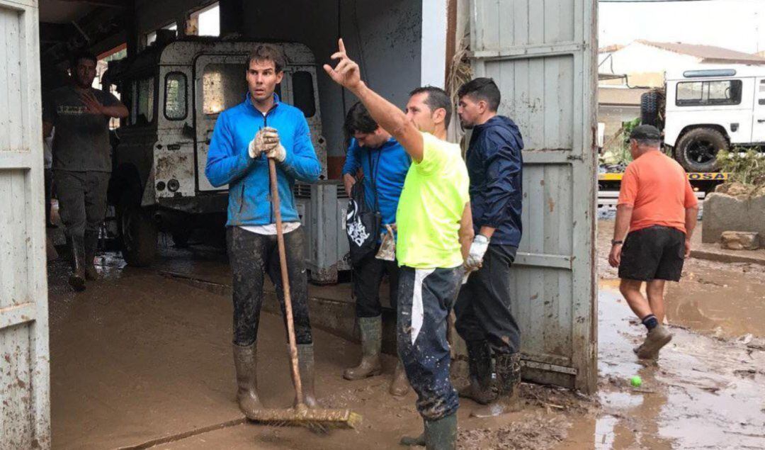 Rafa Nadal ayuda durante las inundaciones de Sant Llorenç