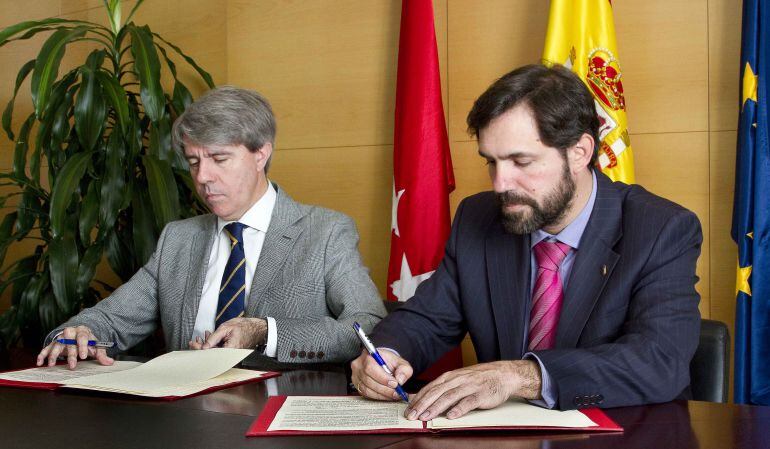 El consejero de Presidencia, Ángel Garrido, y el alcalde de Valdemoro, Guillermo Gross, firman la cesión del parque de bomberos