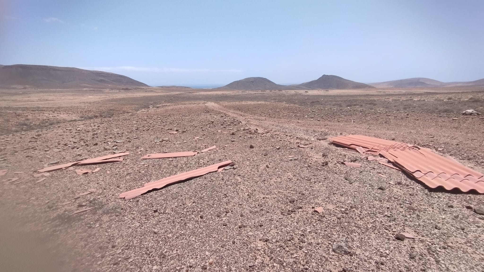 Planchas con amianto en una montaña de Fuerteventura