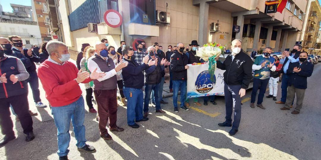 Concentración en las puertas de la comisaría de Linares