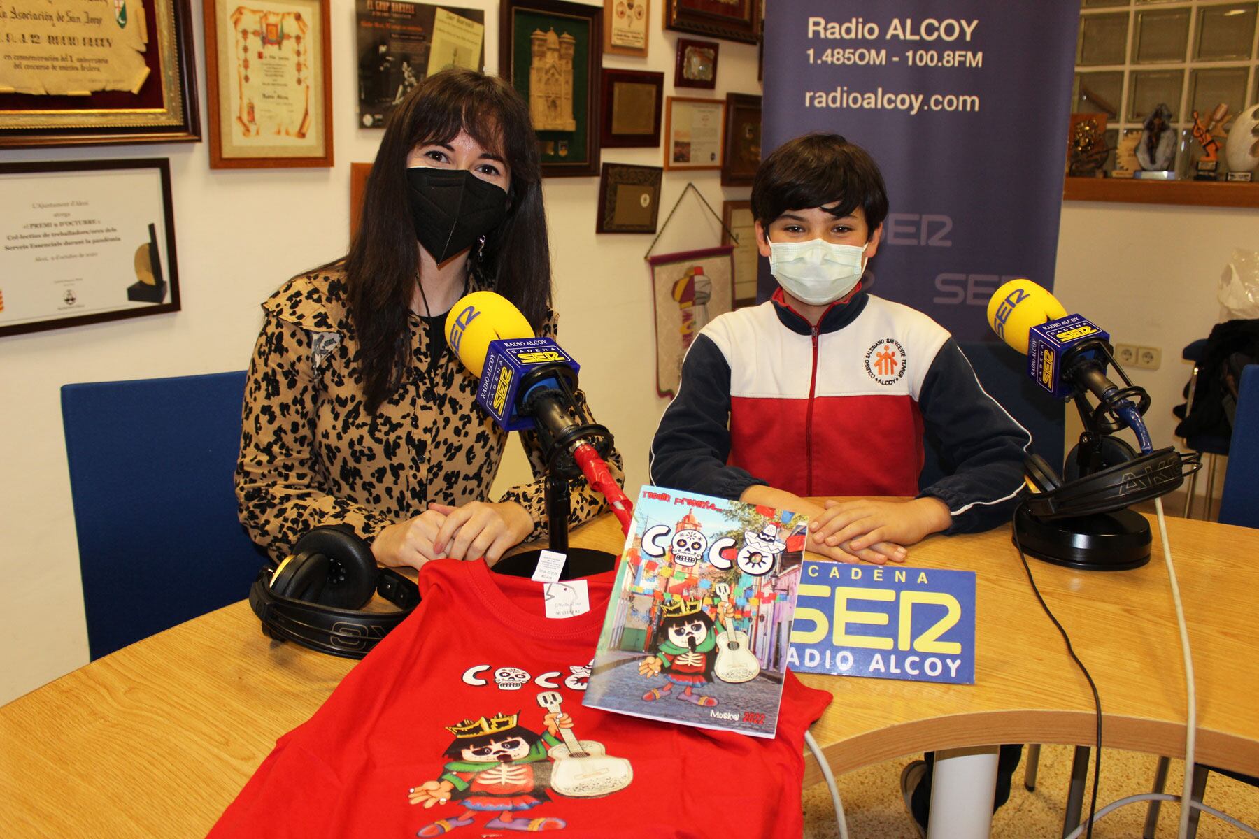 Noemí Fraj y Javier Colomina Montava, en el estudio central de Radio Alcoy