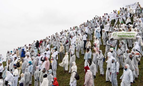 Cientos de personas en Munich han recreado un glaciar simbólico con motivo de la marcha mundial contra el cambio climático.