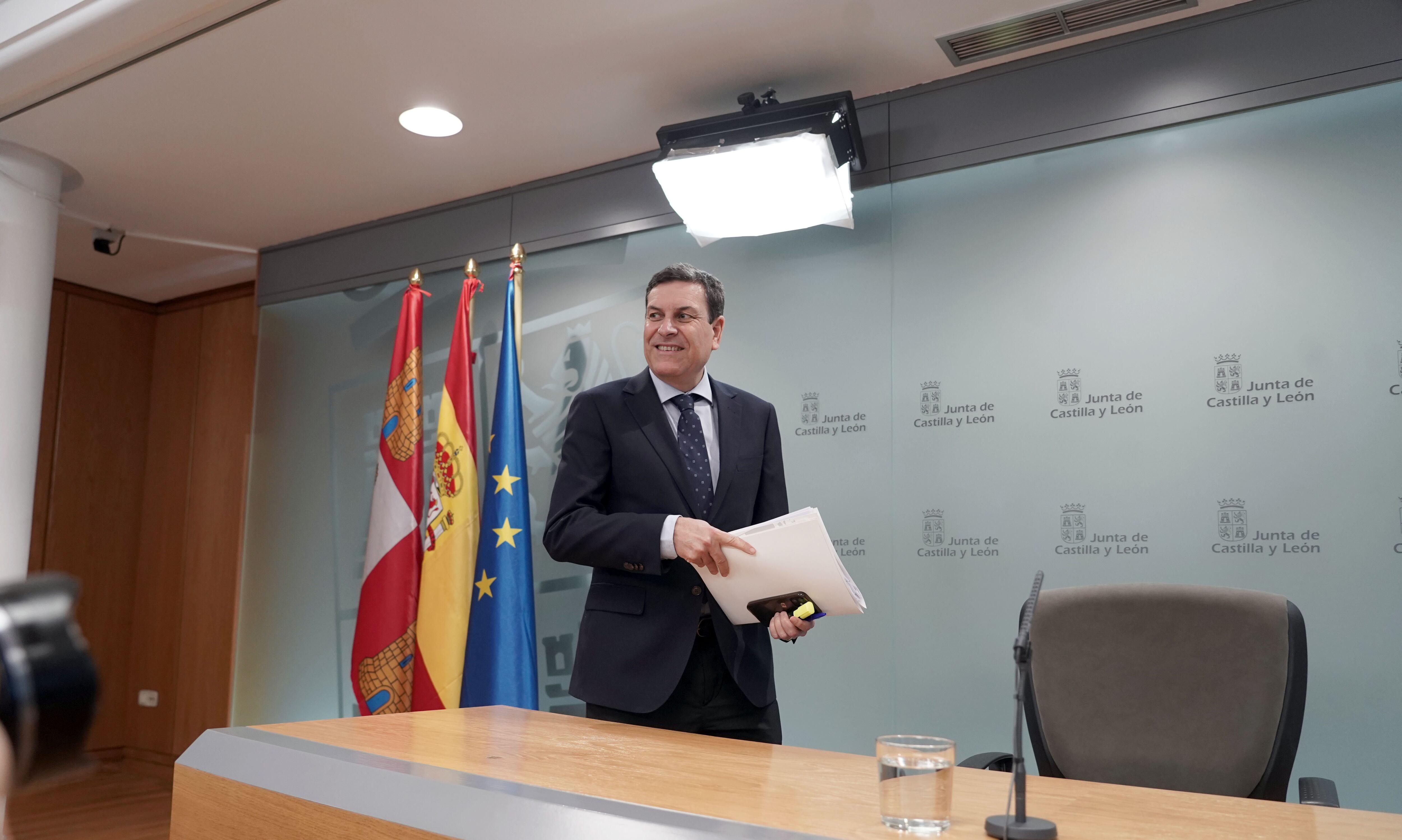 El consejero de Economía y Hacienda y portavoz, Carlos Fernández Carriedo, comparece en rueda de prensa posterior al Consejo de Gobierno