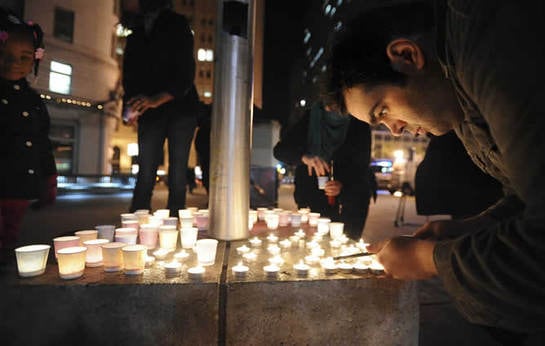 Ciudadanos y familiares de los alumnos encienden velas en memoria de las víctimas del tiroteo