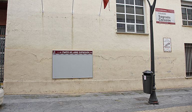 Punto de Libre Expresión situado en la fachada de uno de los colegios de Getafe. 