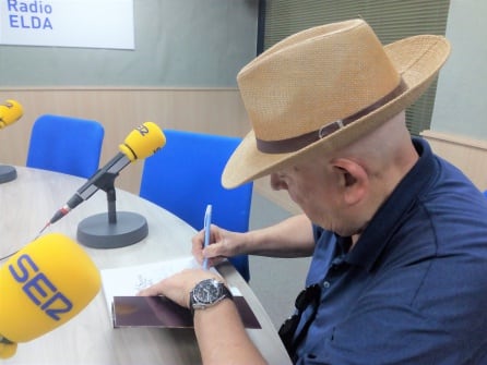 Manolo Serrano firmando un ejemplar de su último libro, &quot;Memoria autobiográfica&quot;