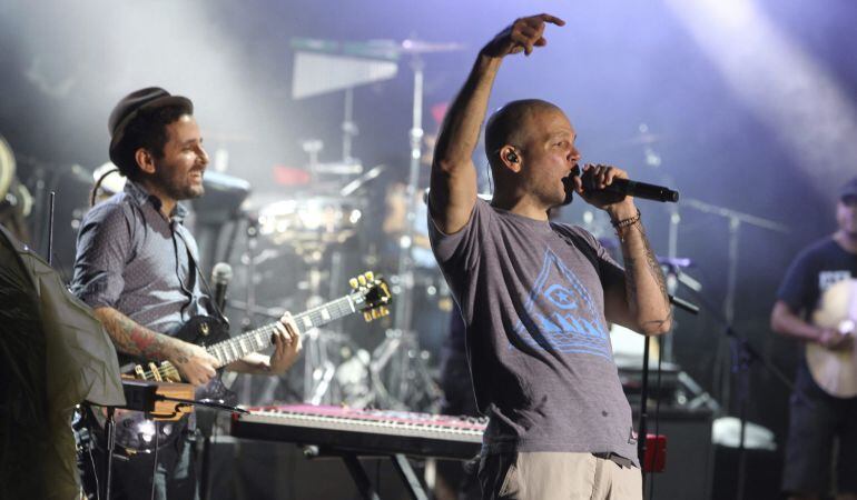 Los portorriqueños Eduardo Cabra y René Pérez, componentes del grupo de Calle 13, durante su actuación en el festival Pirineos Sur.