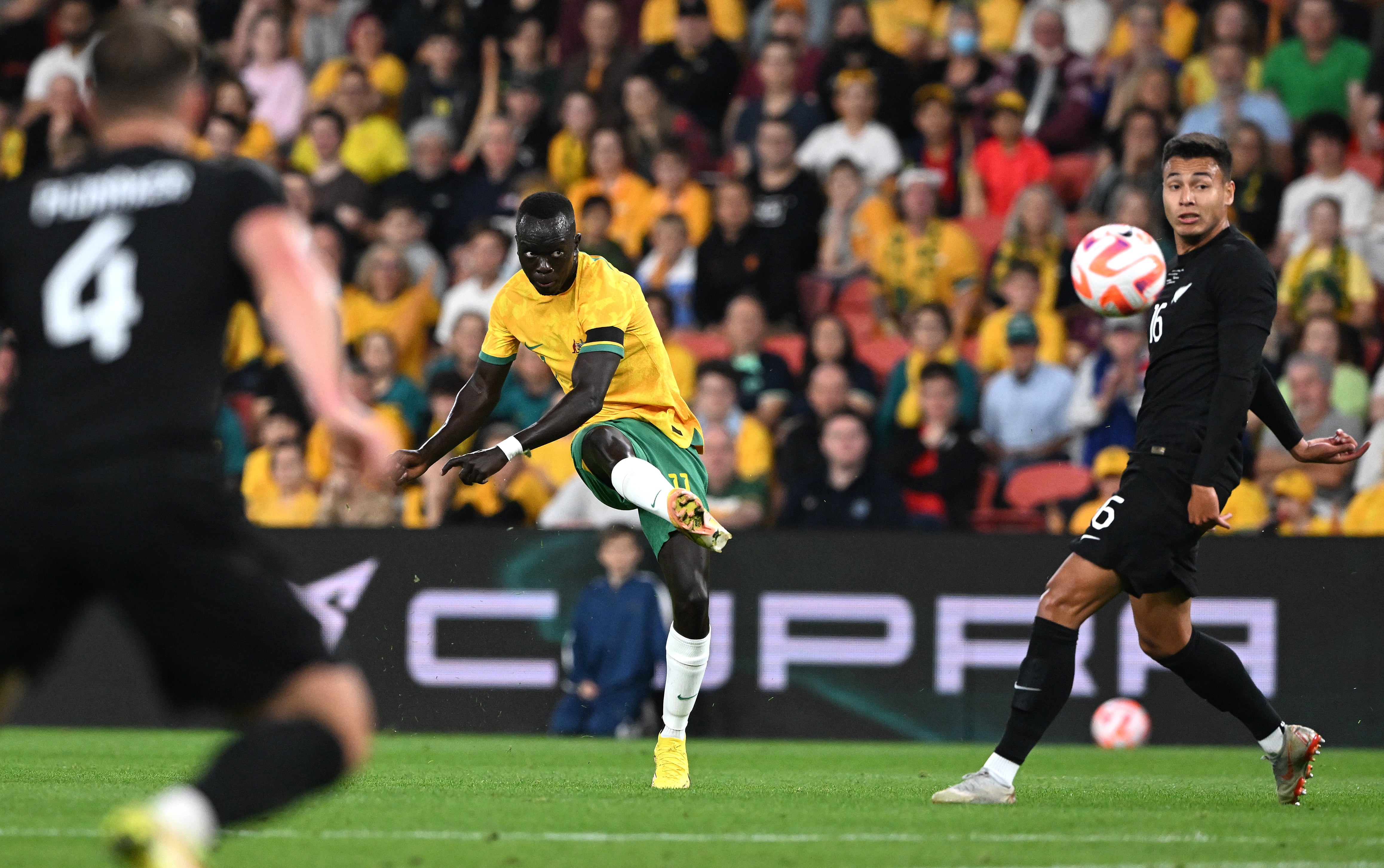 Brisbane (Australia), 22/09/2022.- Awer Mabil of Australia takes a shot at goal during the International Men&#039;s Friendly match between the Australian Socceroos and the New Zealand All Whites at Suncorp Stadium in Brisbane, Australia, 22 September 2022. (Futbol, Amistoso, Nueva Zelanda) EFE/EPA/DAVE HUNT EDITORIAL USE ONLY AUSTRALIA AND NEW ZEALAND OUT
