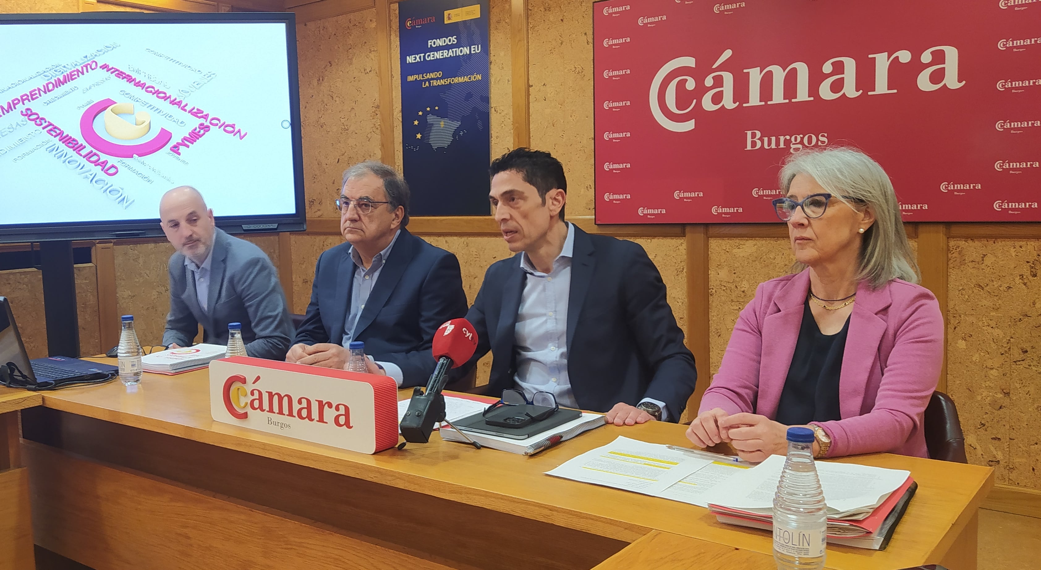 Fernando de Santiago (3ºizda) es el nuevo portavoz de los órganos de gobierno de la Cámara de Comercio de Burgos