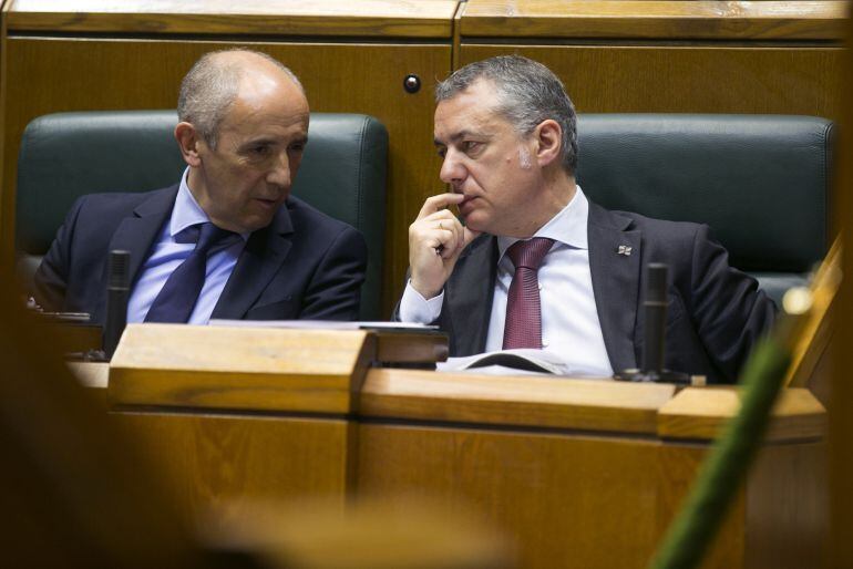 El lehendakari charla con Erkoreka durante el pleno del Parlamento Vasco