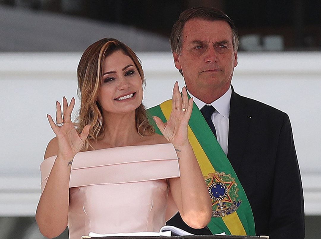 El nuevo presidente de Brasil, Jair Bolsonaro (d), junto a la primera dama, Michelle, quien habló con lengua de señas durante la ceremonia de investidura